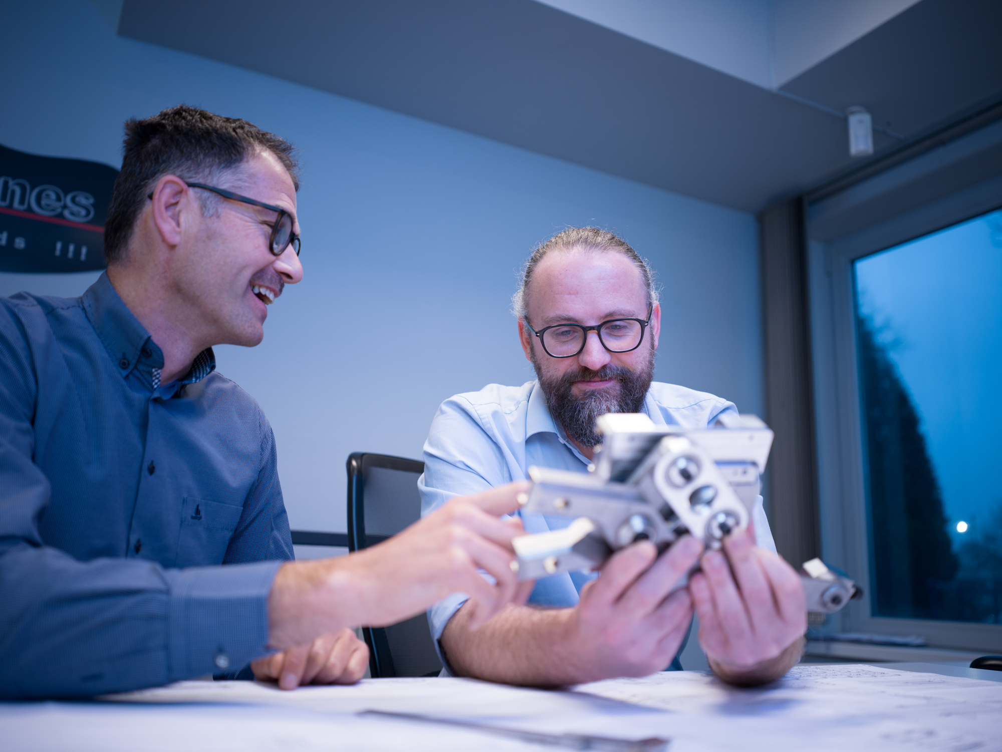 Twee engineers bespreken een mechanisch onderdeel bij Nedschroef Machinery