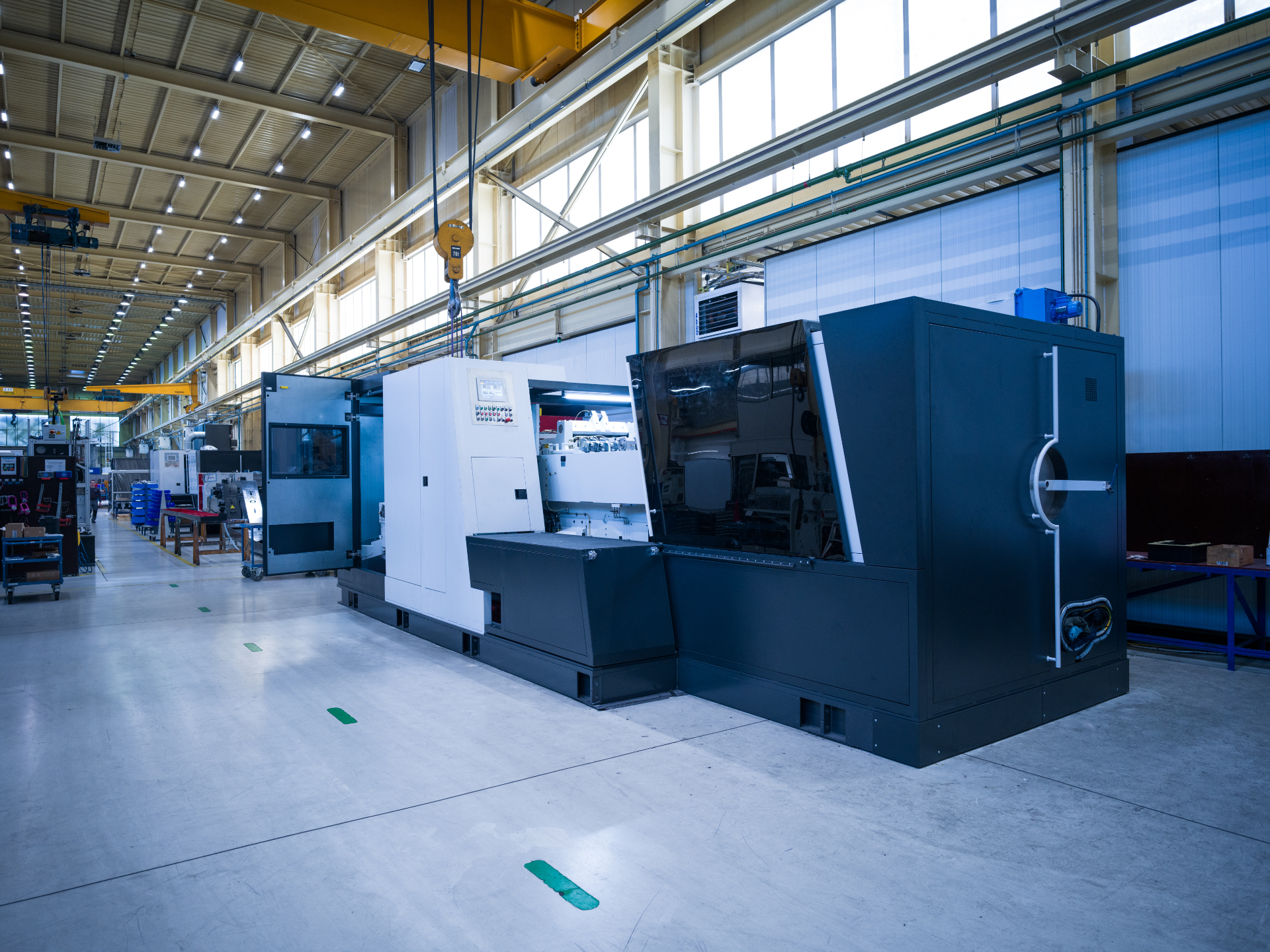 Nedschroef productiehal met cold forming-machines