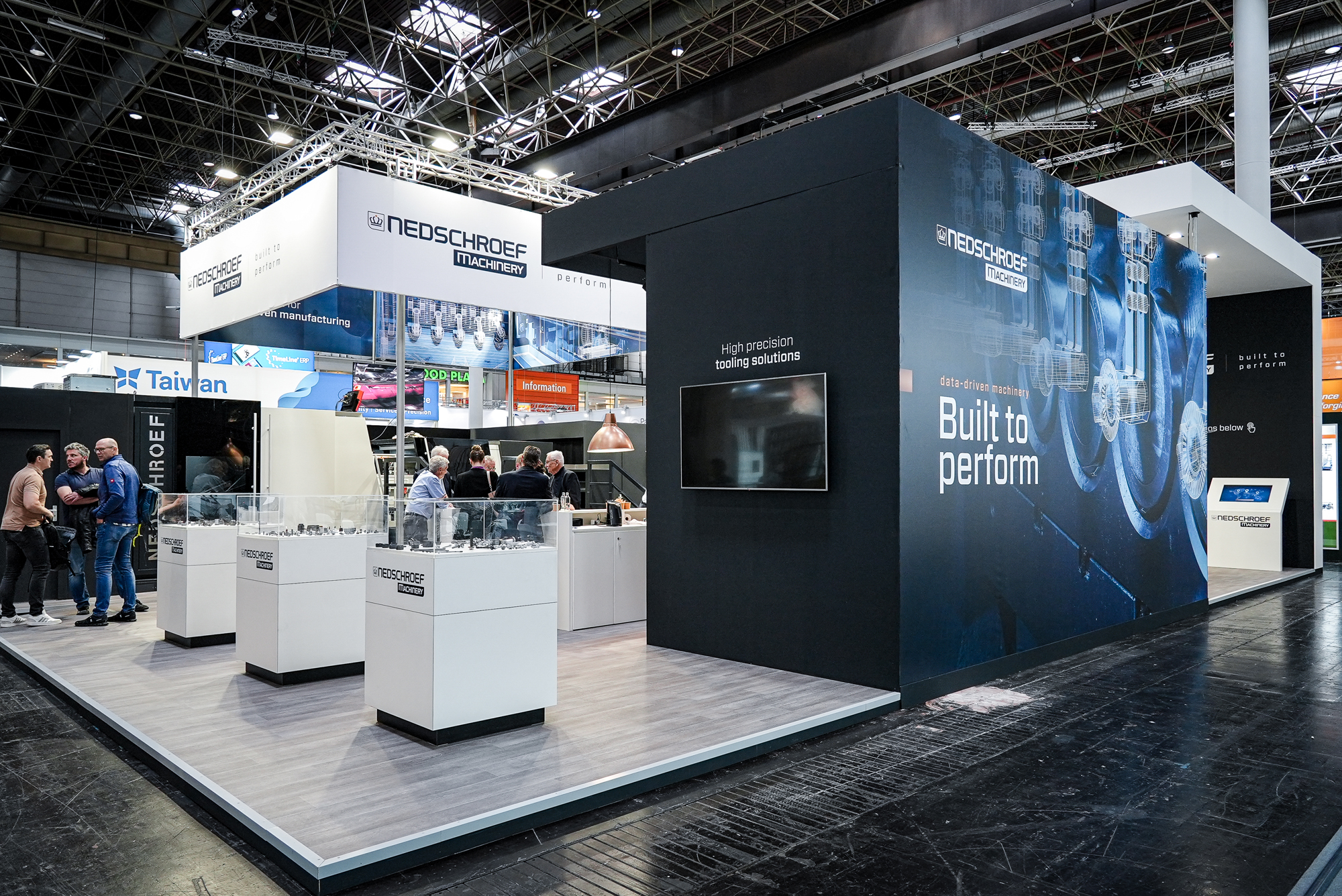 Nedschroef Machinery beursstand met built to perform-signing als communicatiemiddel