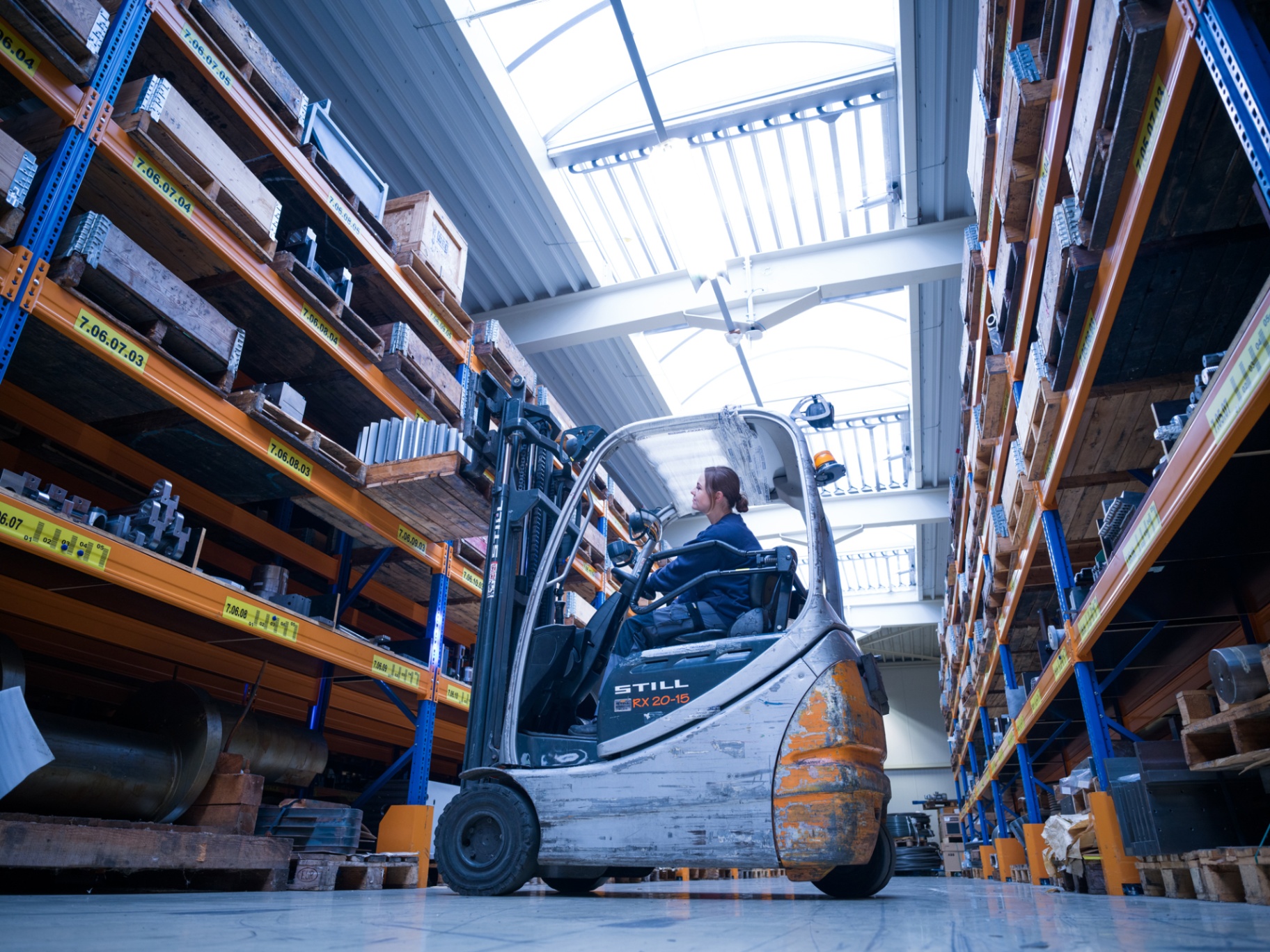 Logistieke operatie in het magazijn van Nedschroef Machinery