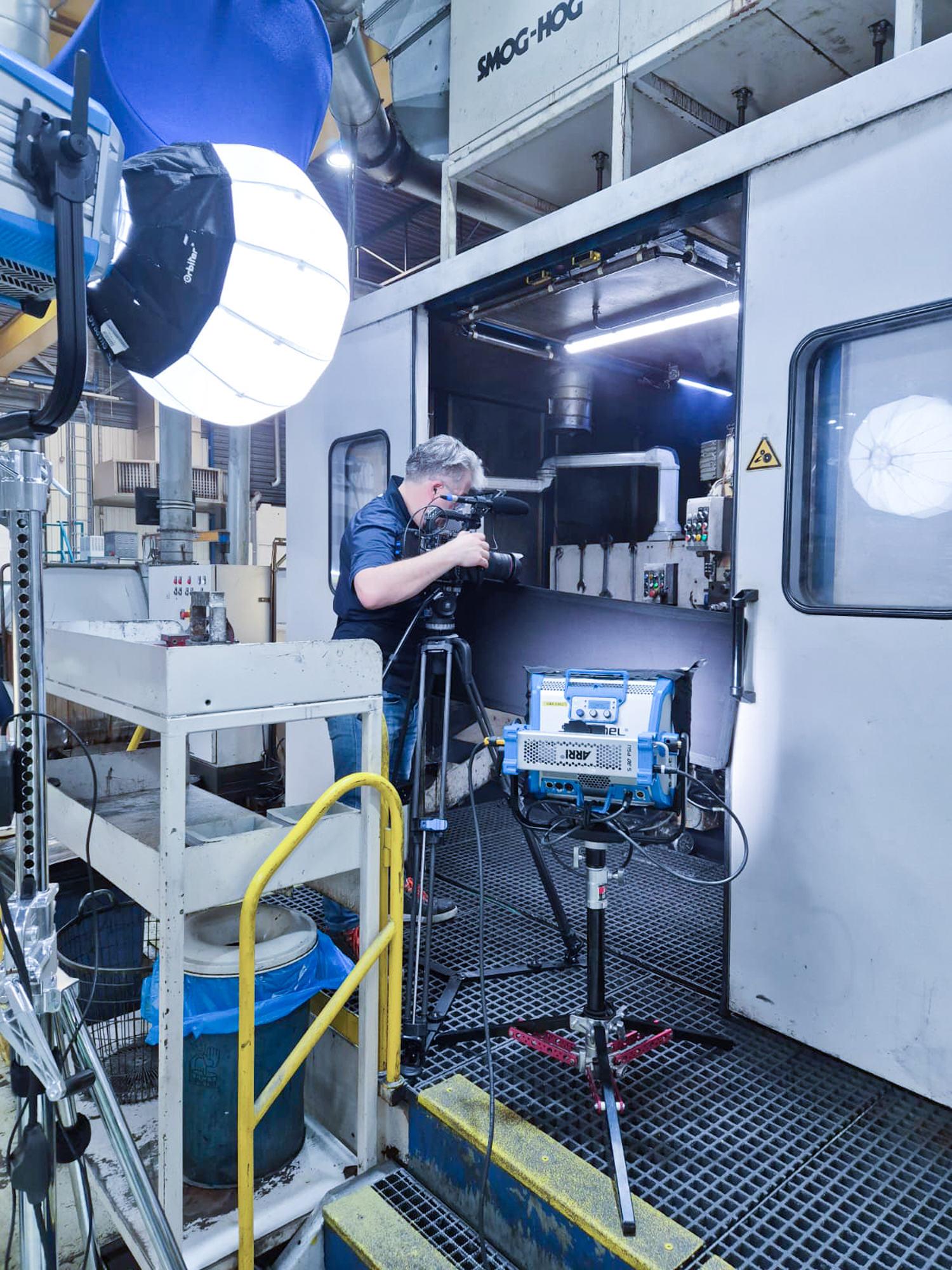 Filmset met lichtopstelling in fabriek