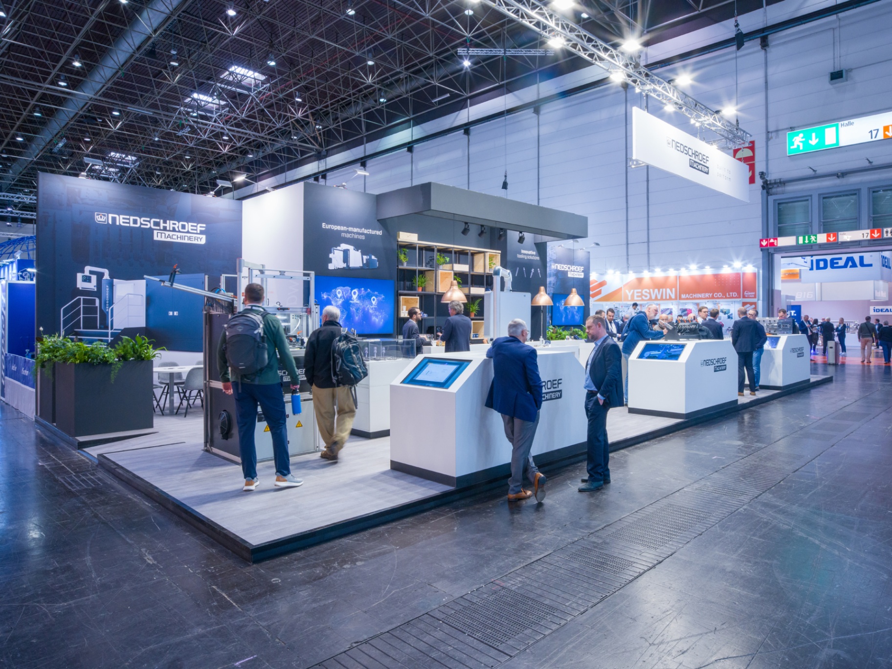 Nedschroef Machinery beursstand op een internationale vakbeurs